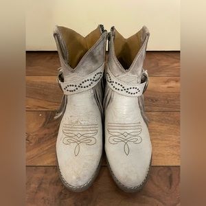 Sterling river boots. Size 7. Distressed ankle boots. Like new.